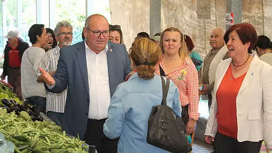 Aday Demir, pazar esnafıyla buluştu