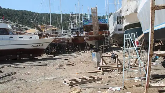 Tekneler birer birer denize indiriliyor