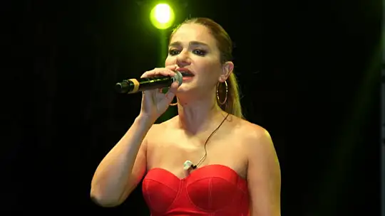 Barbunn Bistro'da Derya Bedavacı rüzgarı esti