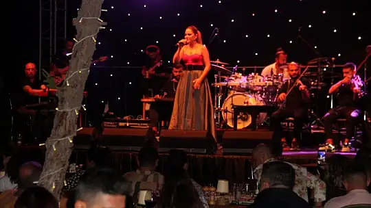 Barbunn Bistro'da Derya Bedavacı rüzgarı esti