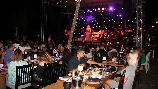 Barbunn Bistro'da Derya Bedavacı rüzgarı esti