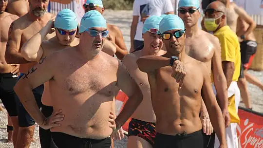 'Açık Su Yüzme Yarışı' sporcuları kıyasıya mücadele etti