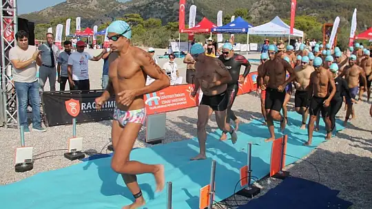 'Açık Su Yüzme Yarışı' sporcuları kıyasıya mücadele etti