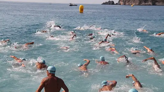 'Açık Su Yüzme Yarışı' sporcuları kıyasıya mücadele etti