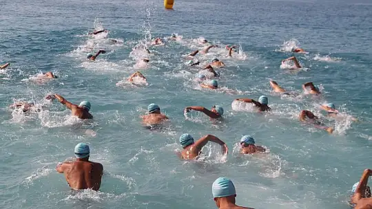 'Açık Su Yüzme Yarışı' sporcuları kıyasıya mücadele etti