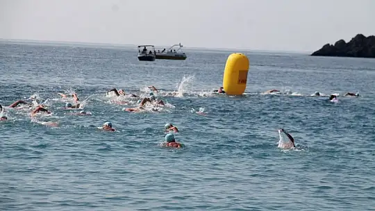 'Açık Su Yüzme Yarışı' sporcuları kıyasıya mücadele etti
