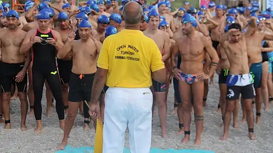 'Açık Su Yüzme Yarışı' sporcuları kıyasıya mücadele etti