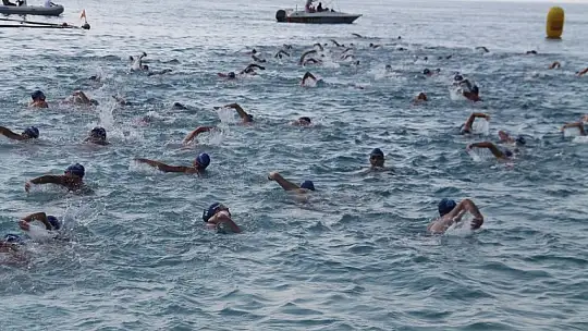 'Açık Su Yüzme Yarışı' sporcuları kıyasıya mücadele etti