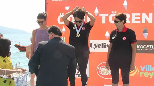 'Açık Su Yüzme Yarışı' sporcuları kıyasıya mücadele etti