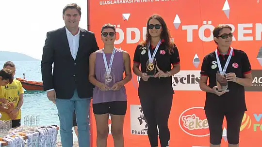 'Açık Su Yüzme Yarışı' sporcuları kıyasıya mücadele etti