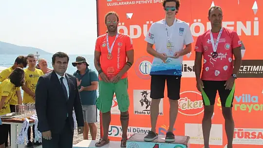 'Açık Su Yüzme Yarışı' sporcuları kıyasıya mücadele etti