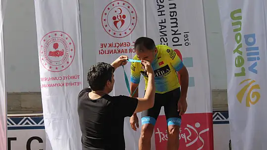 DERECEYE GİREN SPORCULAR ÖDÜLLERİNİ ALDI 