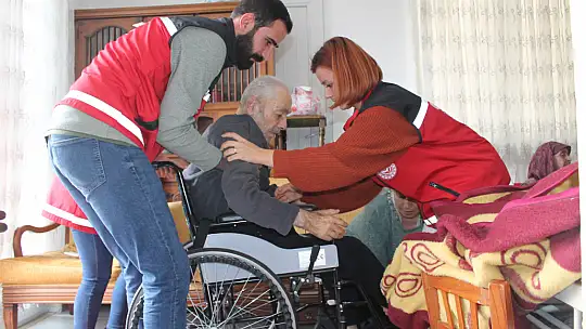 DEPREMZEDE AİLEYE TEKERLEKLİ SANDALYE YARDIMI 