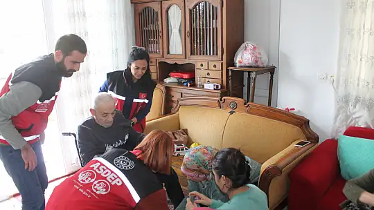 DEPREMZEDE AİLEYE TEKERLEKLİ SANDALYE YARDIMI 