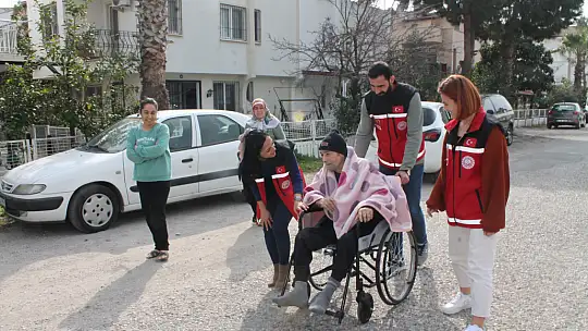 DEPREMZEDE AİLEYE TEKERLEKLİ SANDALYE YARDIMI 