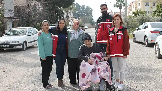 DEPREMZEDE AİLEYE TEKERLEKLİ SANDALYE YARDIMI 