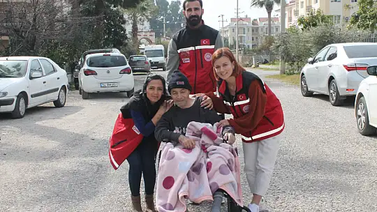 DEPREMZEDE AİLEYE TEKERLEKLİ SANDALYE YARDIMI 