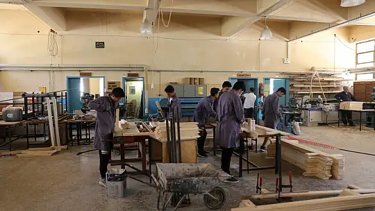 Ercan, 'Diplomanız sadece bir belge değil, mesleğiniz olsun'