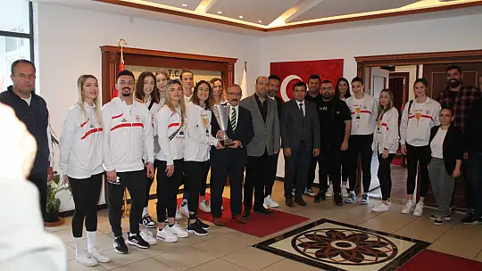 FETHİYE'NİN SULTANLARI KUPAYI FETHİYE'YE GETİRDİ KAYMAKAM KARAMAN'I ZİYARET ETTİ