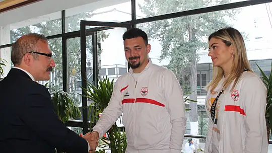 FETHİYE'NİN SULTANLARI KUPAYI FETHİYE'YE GETİRDİ KAYMAKAM KARAMAN'I ZİYARET ETTİ