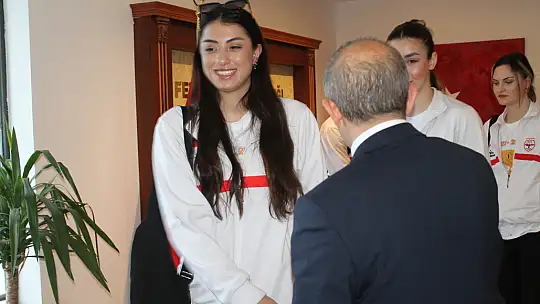 FETHİYE'NİN SULTANLARI KUPAYI FETHİYE'YE GETİRDİ KAYMAKAM KARAMAN'I ZİYARET ETTİ