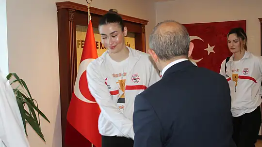 FETHİYE'NİN SULTANLARI KUPAYI FETHİYE'YE GETİRDİ KAYMAKAM KARAMAN'I ZİYARET ETTİ