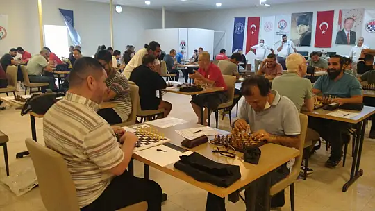 ZİRVEYİ ZORLUYORLAR