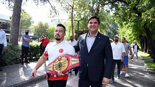 Milli Boksör Alcu, Karaca'yı ziyaret etti