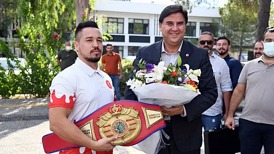 Milli Boksör Alcu, Karaca'yı ziyaret etti