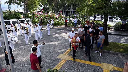 Milli Boksör Alcu, Karaca'yı ziyaret etti