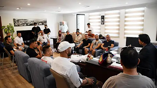 Milli Boksör Alcu, Karaca'yı ziyaret etti