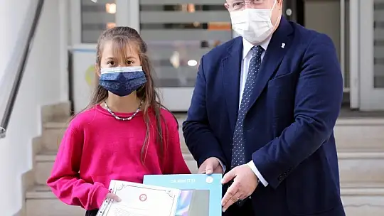 Menteşe Belediyesi Öğrencilere Tablet Dağıtmaya Devam Ediyor