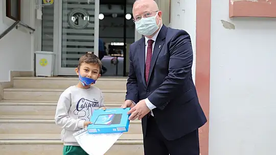 Menteşe Belediyesi Öğrencilere Tablet Dağıtmaya Devam Ediyor