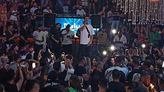 Mero'nun sahne aldığı eğlence mekanı doldu taştı