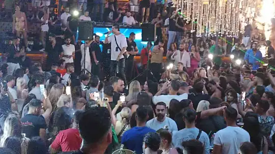 Mero'nun sahne aldığı eğlence mekanı doldu taştı