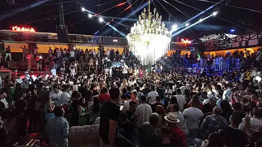 Mero'nun sahne aldığı eğlence mekanı doldu taştı
