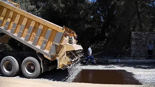Ovacık Caddesi'nde asfalt kaplama çalışması son noktaya geldi
