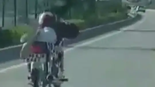 AKROBATİK HAREKETLER YAPAN GENÇ SÜRÜCÜYE CEZA YAĞDI