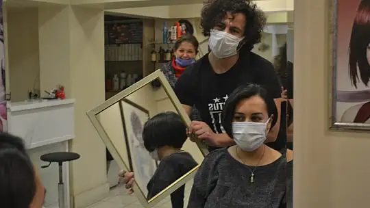 Bebeği için saçlarını bağışladı