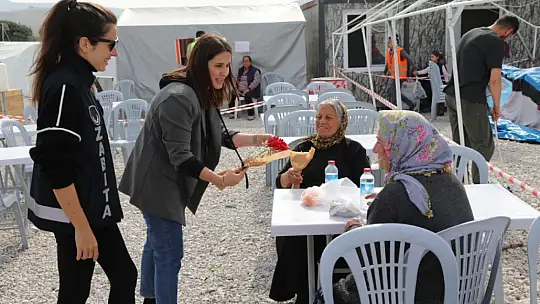 BELEDİYE, DEPREM BÖLGESİNDEN GELEN KADINLARIN YANINDA