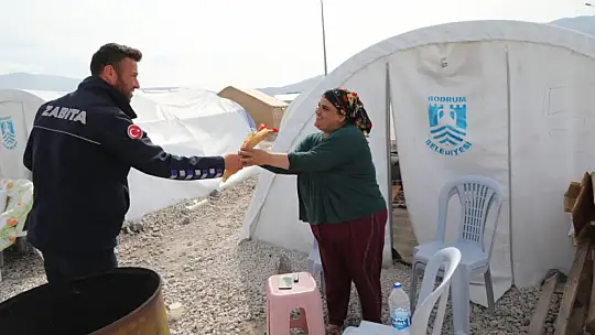 BELEDİYE, DEPREM BÖLGESİNDEN GELEN KADINLARIN YANINDA