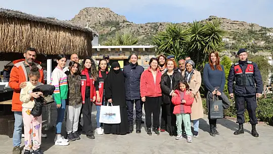 BELEDİYE, DEPREM BÖLGESİNDEN GELEN KADINLARIN YANINDA