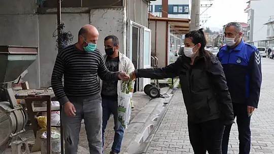 Vatandaşlara ücretsiz fidan dağıtıldı