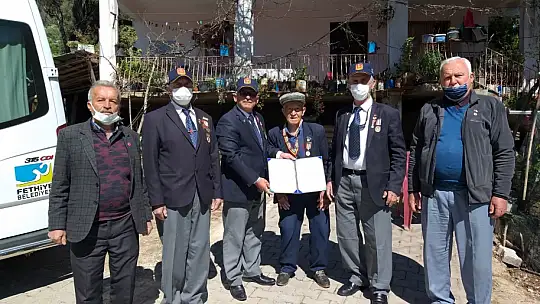 Kore 92 yaşındaki Hünkar dedeye madalyasını ulaştırdı