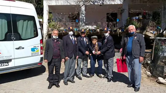Kore 92 yaşındaki Hünkar dedeye madalyasını ulaştırdı