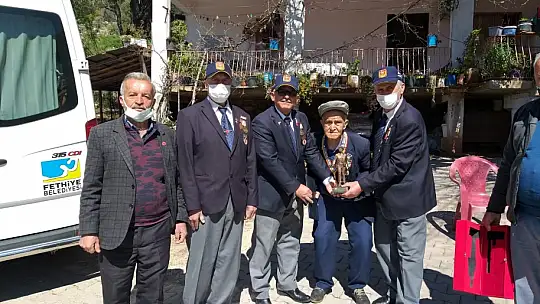 Kore 92 yaşındaki Hünkar dedeye madalyasını ulaştırdı