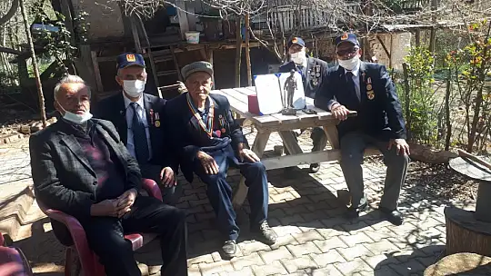 Kore 92 yaşındaki Hünkar dedeye madalyasını ulaştırdı