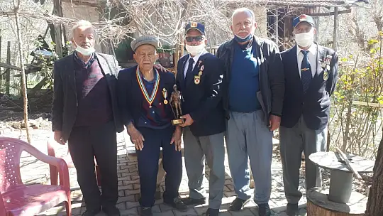 Kore 92 yaşındaki Hünkar dedeye madalyasını ulaştırdı