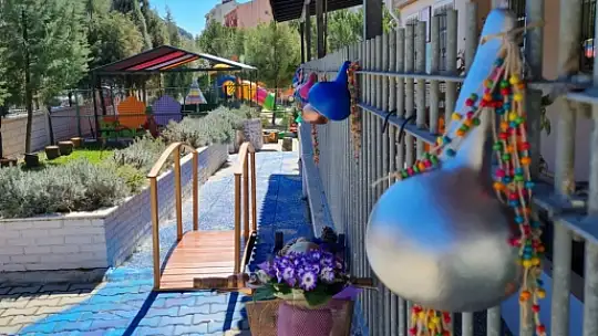 Öğrencileri atölyelerinde ağırlamaya başladı