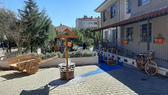 Öğrencileri atölyelerinde ağırlamaya başladı